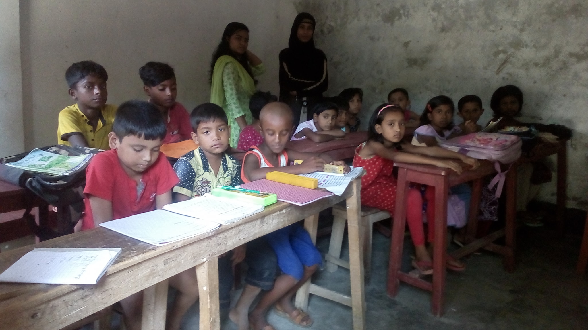 ক্লাস নিচ্ছেন শিক্ষিকা, বগুড়া